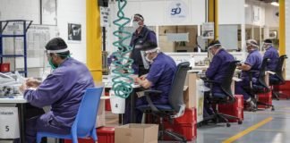 Automotriz fabrica máscaras faciales