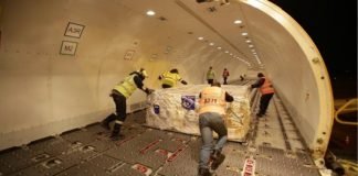 El Avión Solidario que vuela en medio de la pandemia