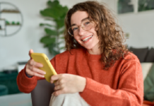 1 de cada 3 jóvenes aprende sobre dinero en redes sociales