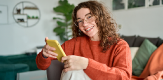 1 de cada 3 jóvenes aprende sobre dinero en redes sociales