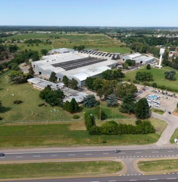 Aluar invierte en un parque de 44.000 paneles solares para descarbonizar la matriz